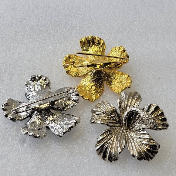 Large Hibizcus Brooch in Antique Rhodium - Picture 4 of 8